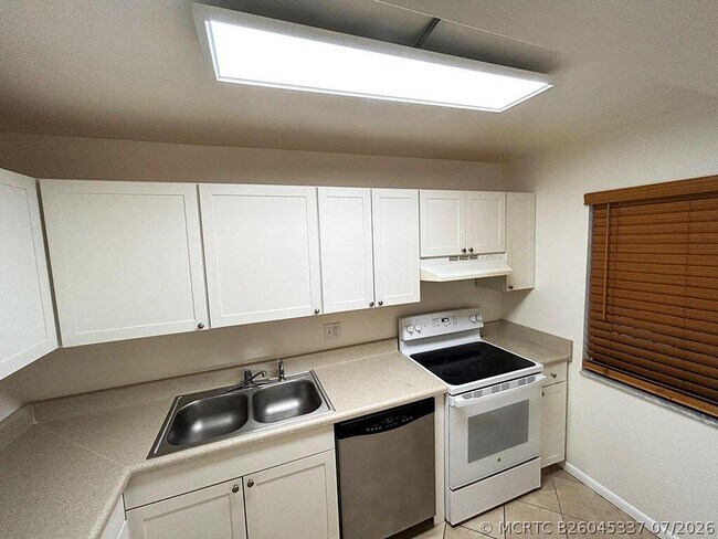 Building Photo - 2828 Tennis Club Dr