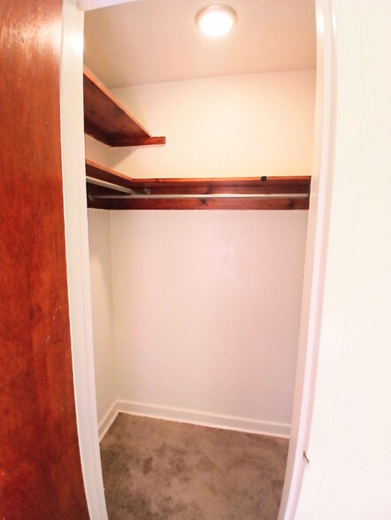 Building Photo - 472 Hoodridge Dr