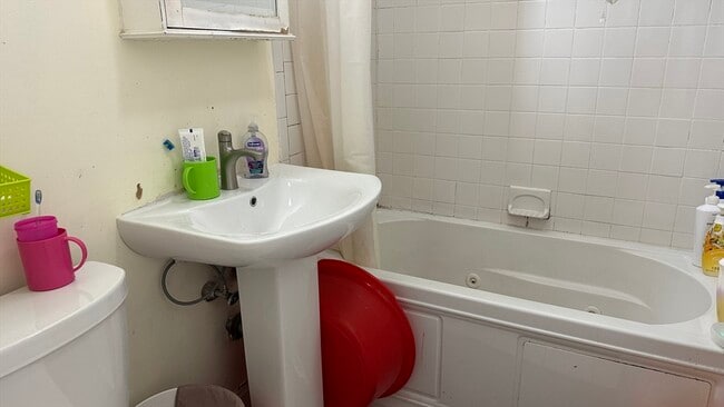 Building Photo - 45 Oval Rd