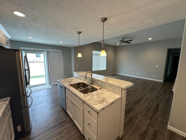 Building Photo - $2500 - Beautiful 3 bed 2 bath home in South Sioux City