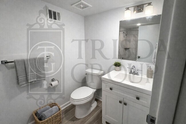 Building Photo - Move In Ready! North Hills School District, Parking, Updated 2 BR, Quartz Countertops, AC, Laundr...