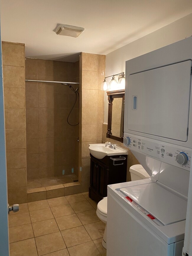 Building Photo - 318 Maple St