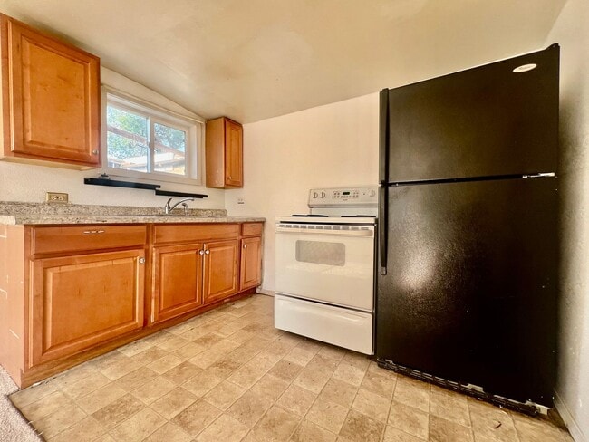 Building Photo - Fantastic home in desirable Englewood neighborhood