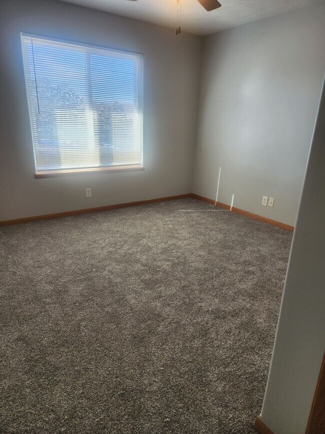 Building Photo - South Lincoln Townhouse with 4 bedrooms, 2 1/2 baths, and 2 stall garage.
