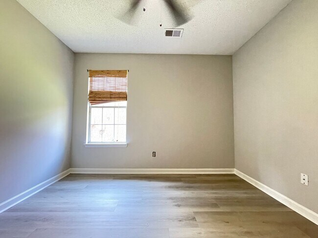 Building Photo - 5884 Alexandria Ln
