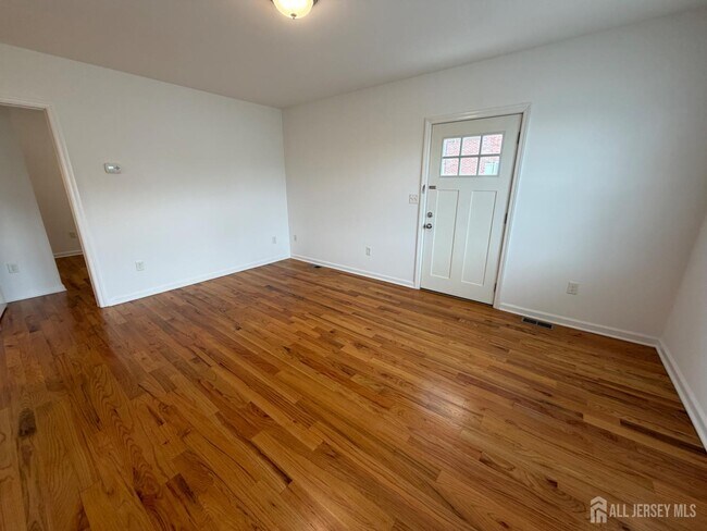 Building Photo - 16 E Kupsch St