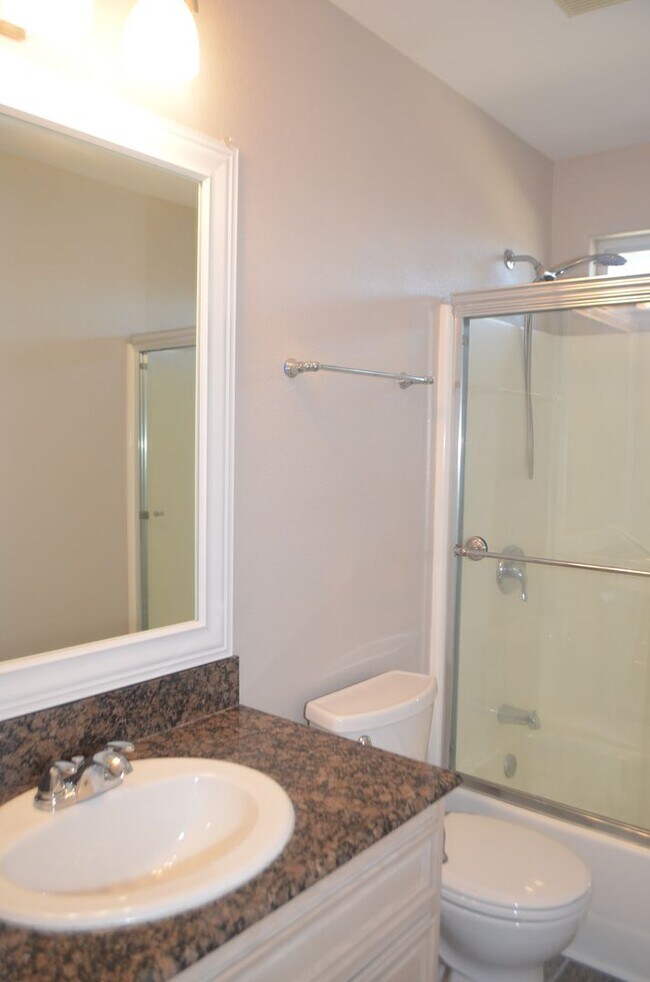 Building Photo - YOUR COASTAL PARADISE AWAITS!
