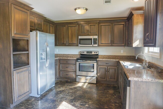 Building Photo - **Coming Soon** 4 Bedroom Home in Valley View