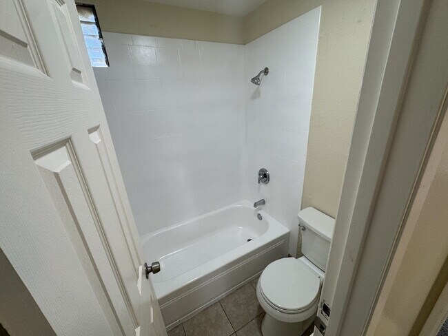 Building Photo - Freshly Painted 2-Bed with Remodeled Kitchen & Open Layout