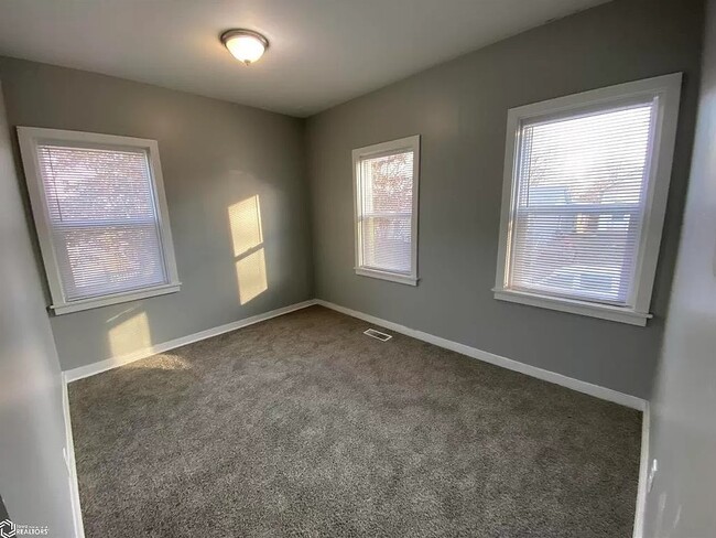 Building Photo - 259 S 10th St