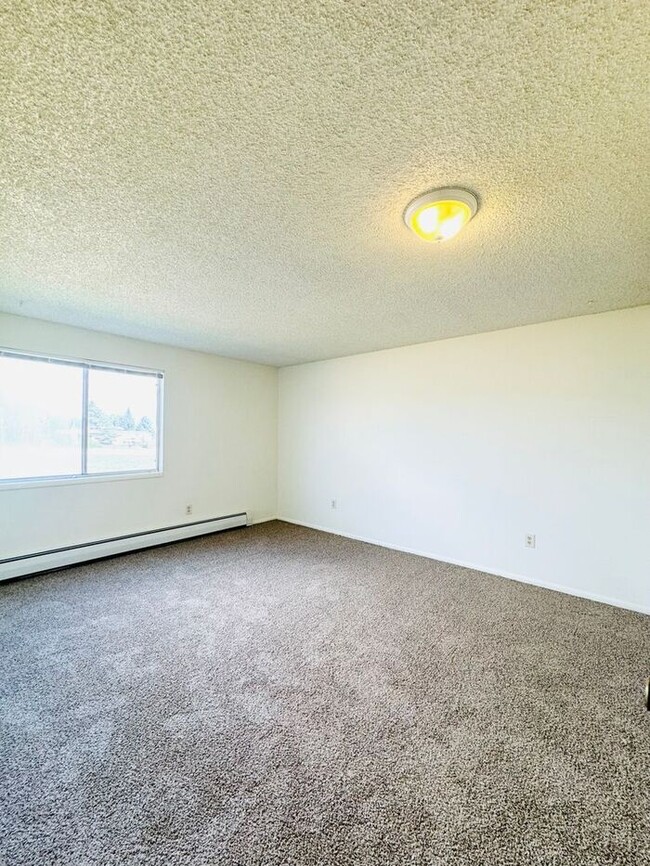 Building Photo - 2 Bed/1 Bath - Pool, Fireplace, Laundry Fa...