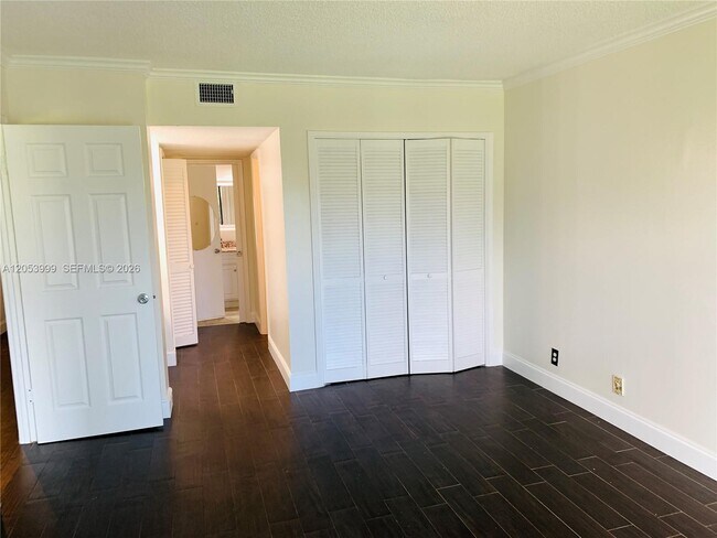 Building Photo - 2850 N Palm Aire Dr