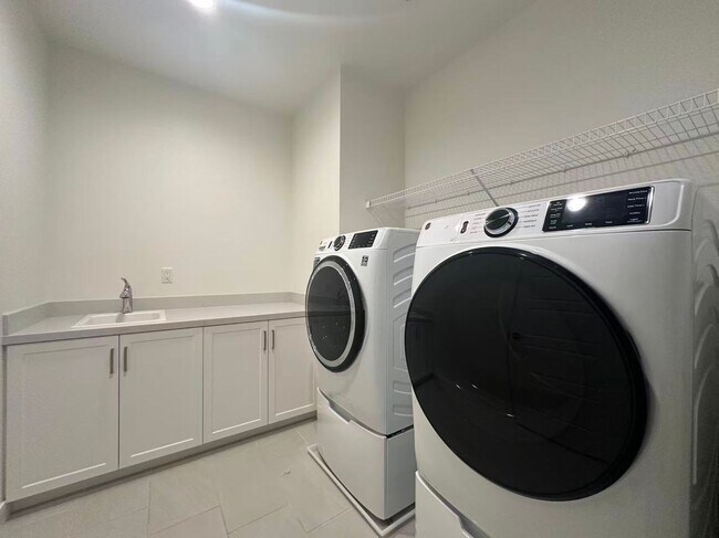 Building Photo - 4 BEDROOM HOME FOR LEASING IN Ontario