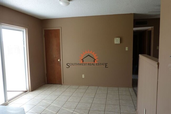 Building Photo - Spacious 3 bedroom 2 bathroom home.