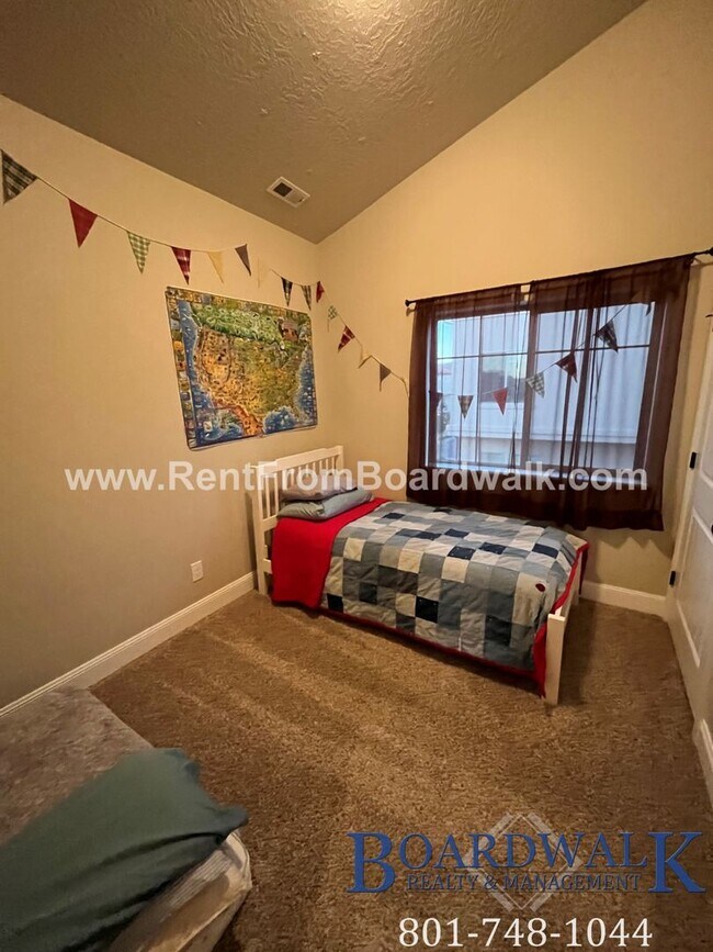 Building Photo - Spectacular 3 bed 2.5 bath in Highland