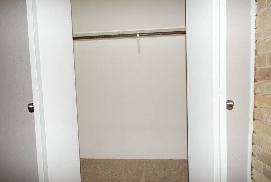 Building Photo - 7727 Meadow Park Dr