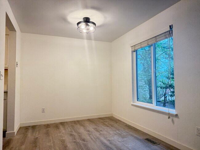 Building Photo - 12117 NE Bel Red Rd