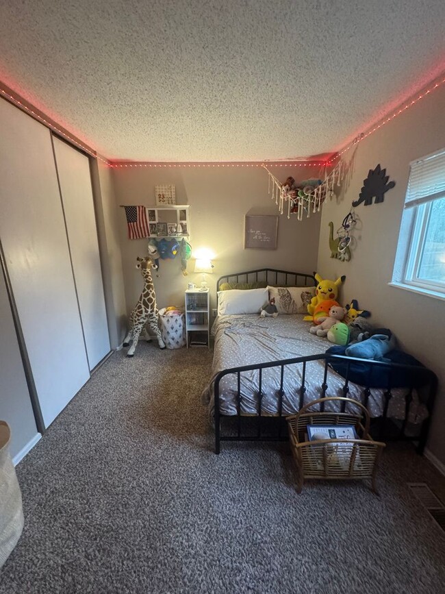 Building Photo - 3 bedroom/2 bath Centrally Located home in...