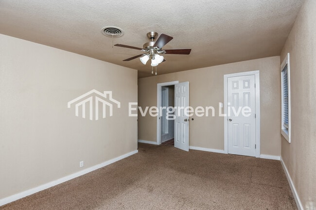 Building Photo - 7105 Robinhood Ln