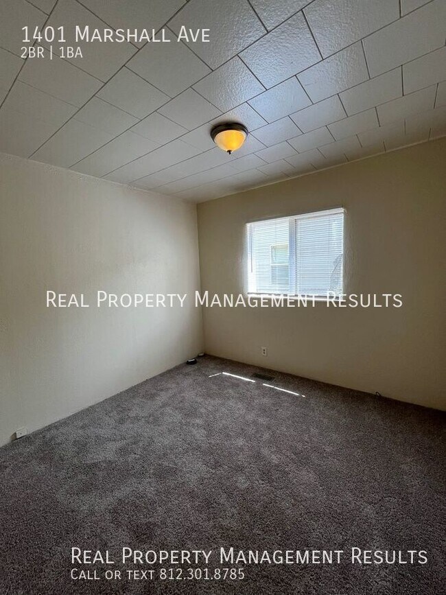 Building Photo - 2 Bedroom, 1 Bath House East Side