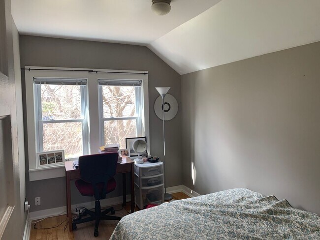 Building Photo - Duluth, MN - 3-bedroom - 2 bathroom - Sing...