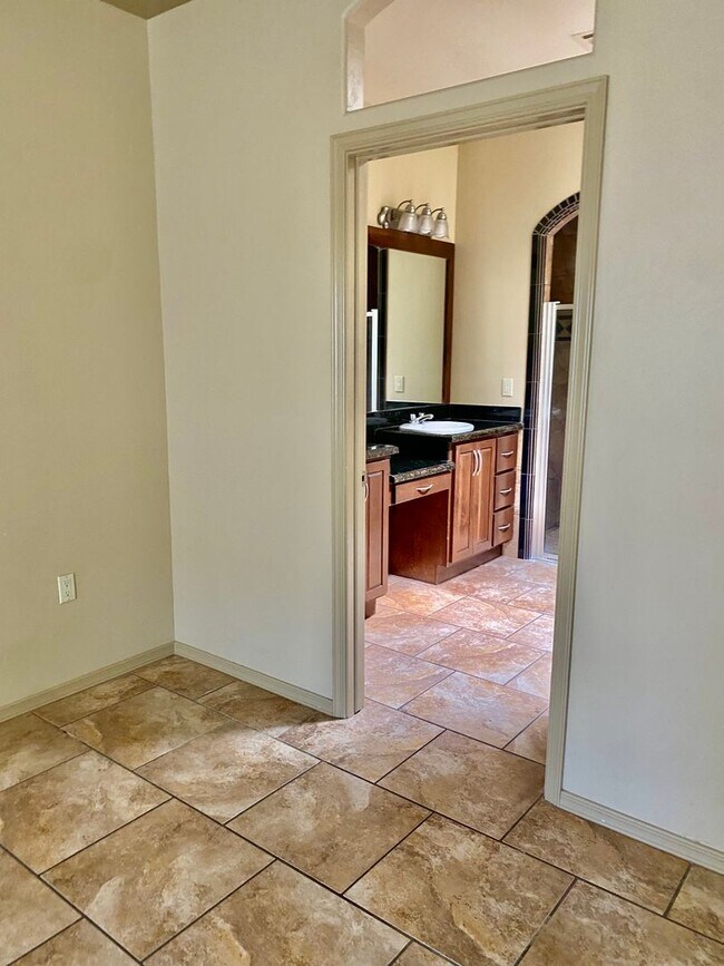 Building Photo - 4206 Tres Ninos Dr