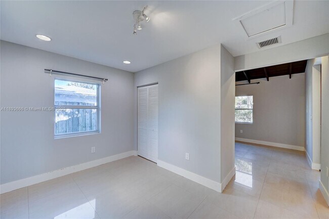 Building Photo - 4617 N Andrews Ave