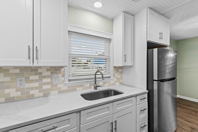 Building Photo - 311 S Willow Dr