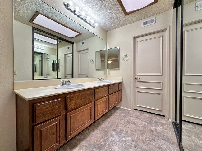 Building Photo - 3 Bedroom Townhome In the Beautiful Smoke ...