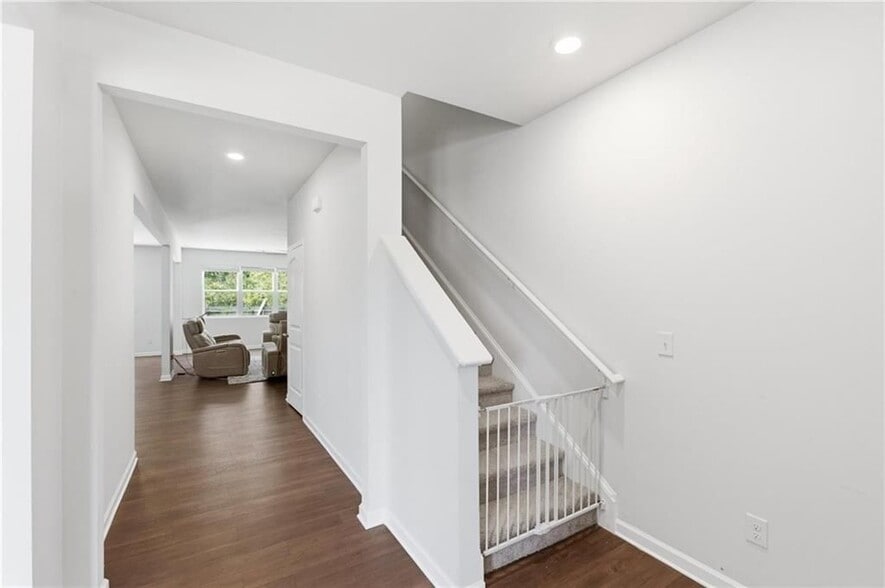 Building Photo - 296 Maple Brook Dr