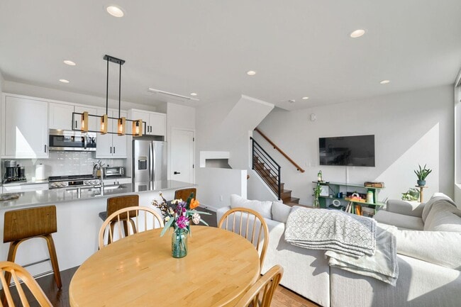 Building Photo - 760 N 72nd St
