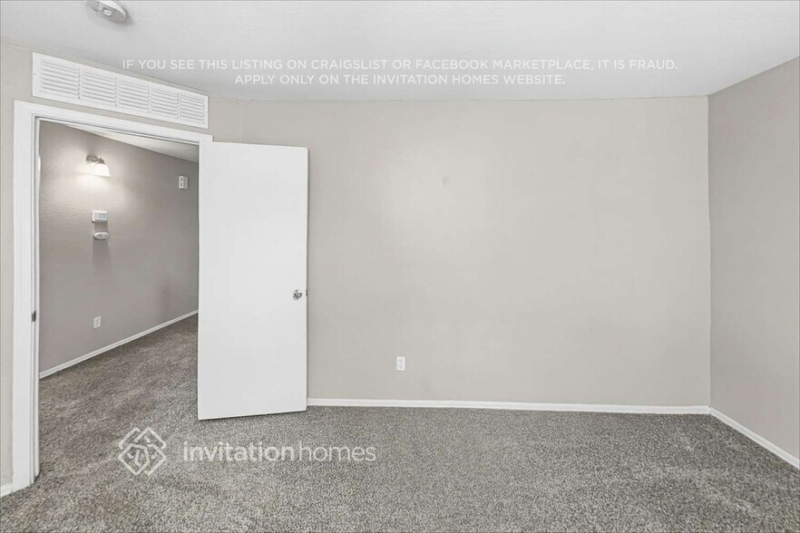 Building Photo - 423 S Sabrina