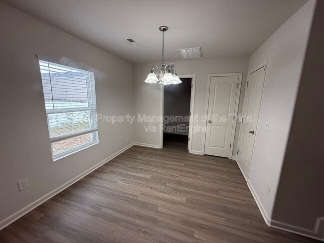 Building Photo - 3904 Vershire Ave