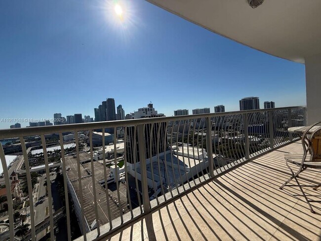 Building Photo - 1750 N Bayshore Dr