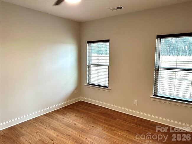 Building Photo - 525 N Linwood Ave