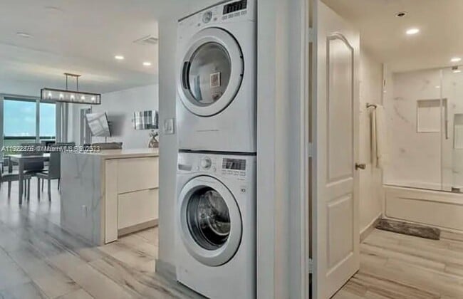 Building Photo - 1717 N Bayshore Dr