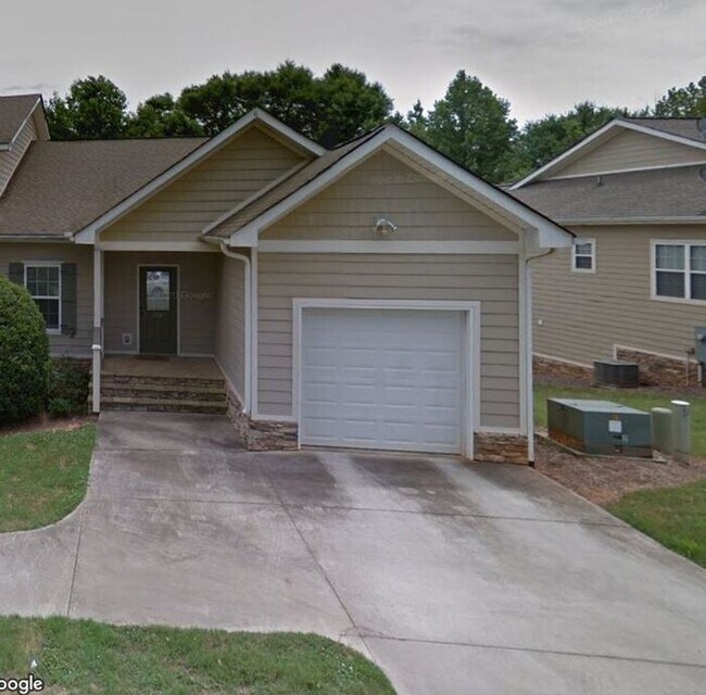 Spacious 3 Bed/ 3 Bath Townhome with two A... 511 E Perkins Creek Rd