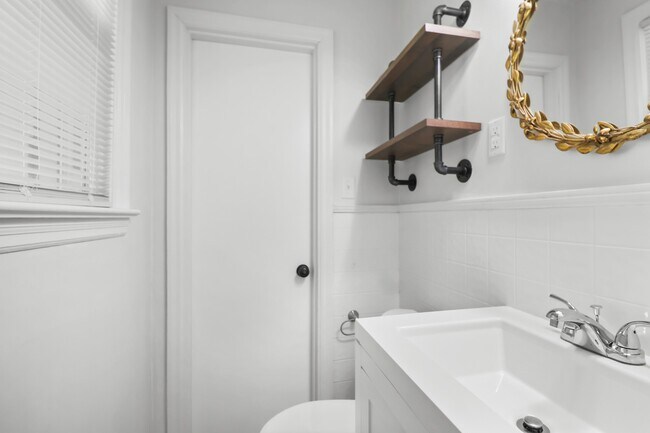 Building Photo - 10 Lexington Dr