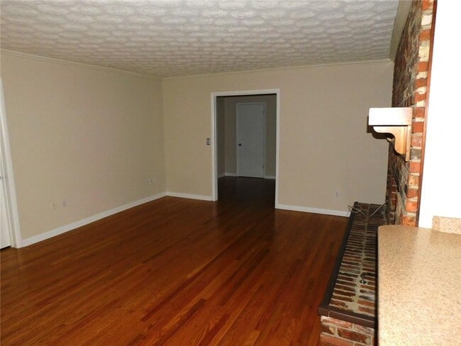 Building Photo - 626 Indian Hills Pkwy NE