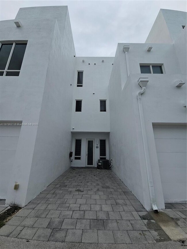Building Photo - 10260 NW 63rd Terrace