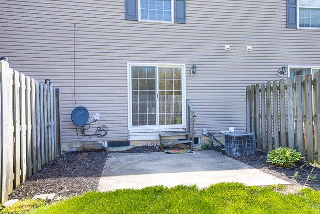 Building Photo - 2 Bed Townhouse in Avon Lake! Attached Gar...