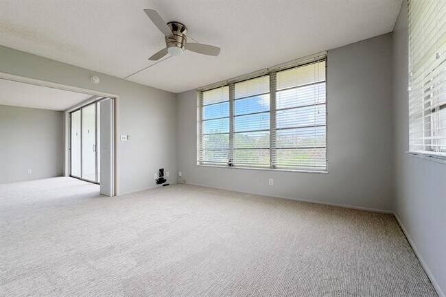 Building Photo - 3051 S Palm Aire Dr