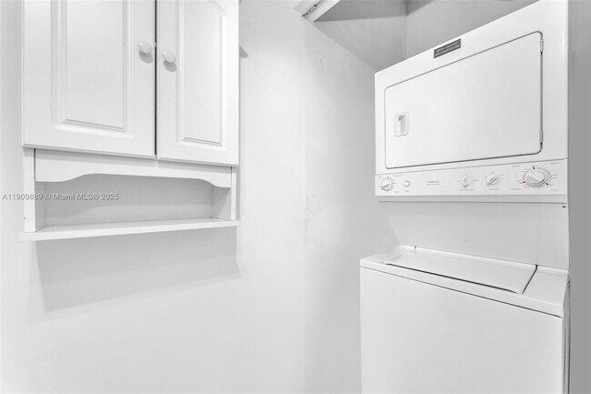 Building Photo - 690 SW 1st Ct