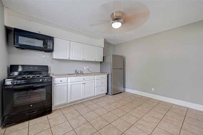 Building Photo - 1101 Elm Unit A St
