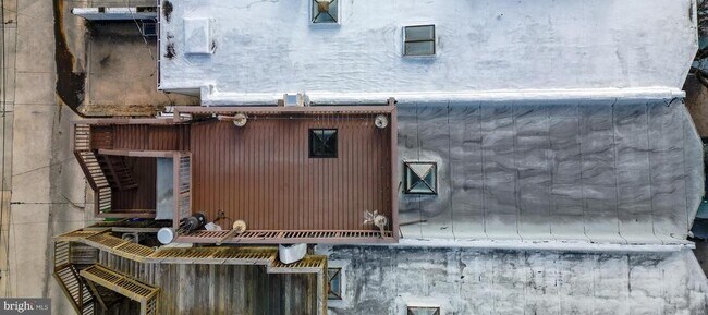 Building Photo - 713 S Linwood Ave