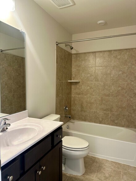 Building Photo - 349 Willowshire Ct