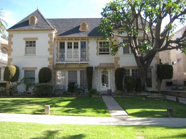 Primary Photo - 2256 N Beachwood Dr