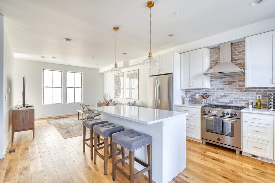 Building Photo - 512 NE 56th Ave