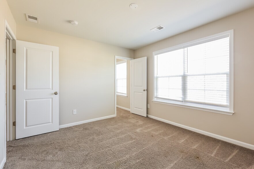 Building Photo - 415 Pollyanna Dr