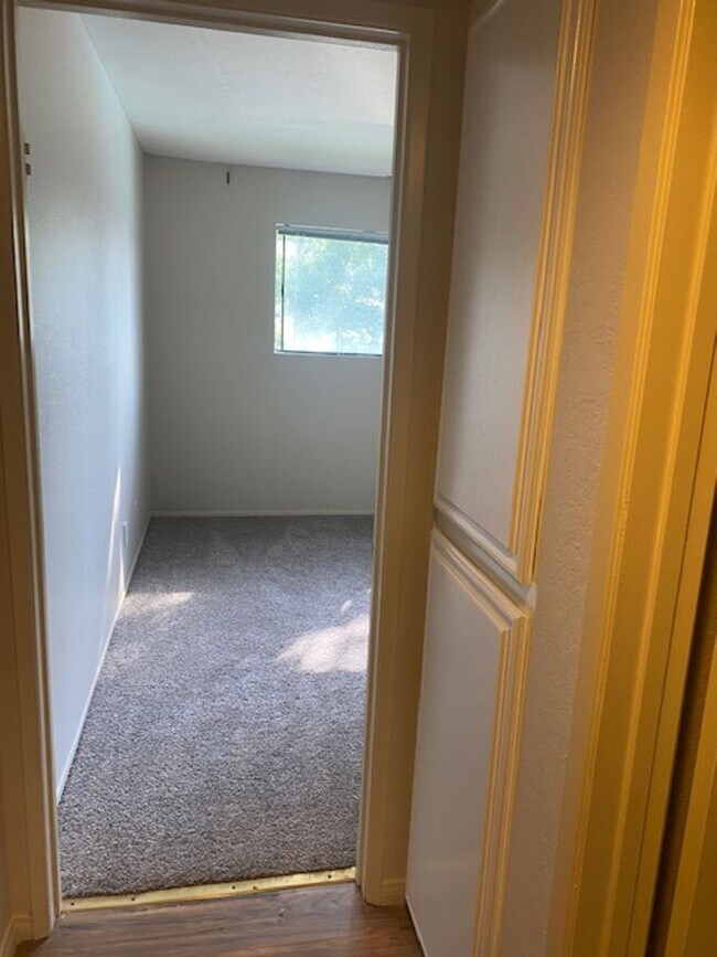 Building Photo - LOCATION, LOCATION 2 Bedroom 2 Bathroom Condo